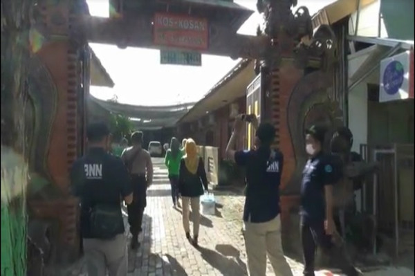 Siang-siang 8 Pasangan Diciduk Saat Asyik Mesum di Kamar Kos