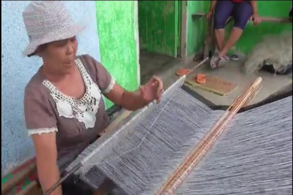 COVID-19 Membuat Pesanan Tenun Ulos Merosot, Perajin Menjerit