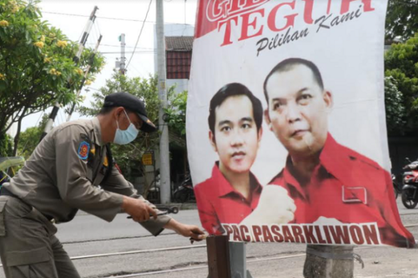 Melanggar Ketentuan, APK Bergambar Paslon di Pilwalkot Solo Ditertibkan