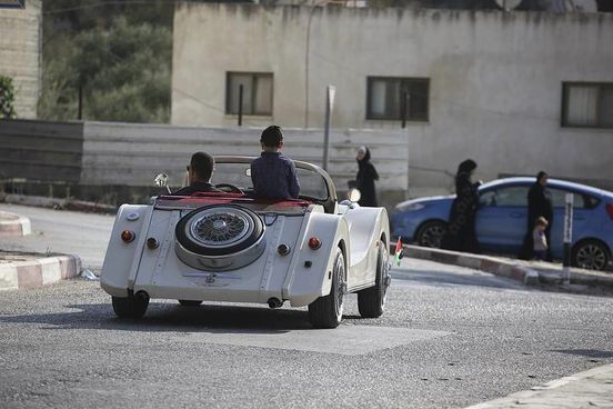 Inspiratif, Pria Palestina Bikin Mobil Sendiri Selama Pandemi