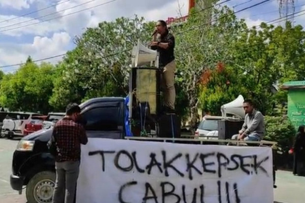 Alumni dan Siswa SMAN 9 Kendari Unjuk Rasa Tolak Kepala Sekolah Baru