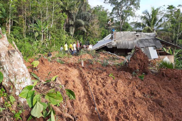 Longsor Tutup Jalur Tasikmalaya-Pangandaran, Rumah dan Truk Tertimbun