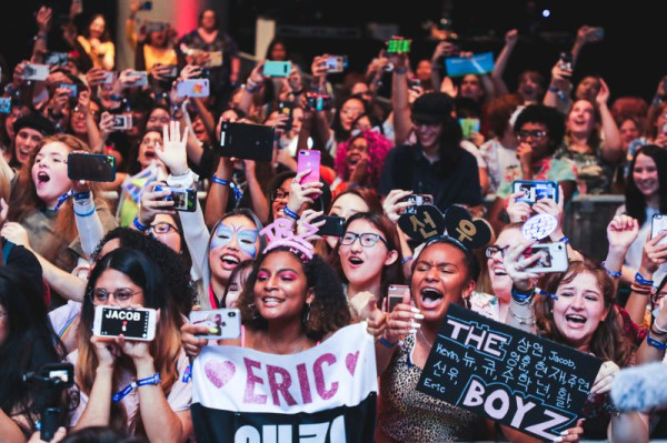 7 'Aturan' Fandom K-Pop yang Sering Dilanggar Para Penggemar