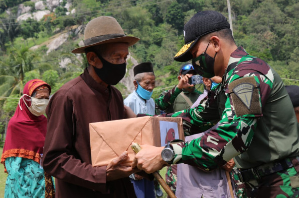 Pusdiklatpassus Kopassus Salurkan Bantuan untuk Warga Terdampak Covid-19