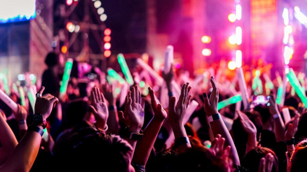 7 'Aturan' Fandom K-Pop yang Sering Dilanggar Para Penggemar