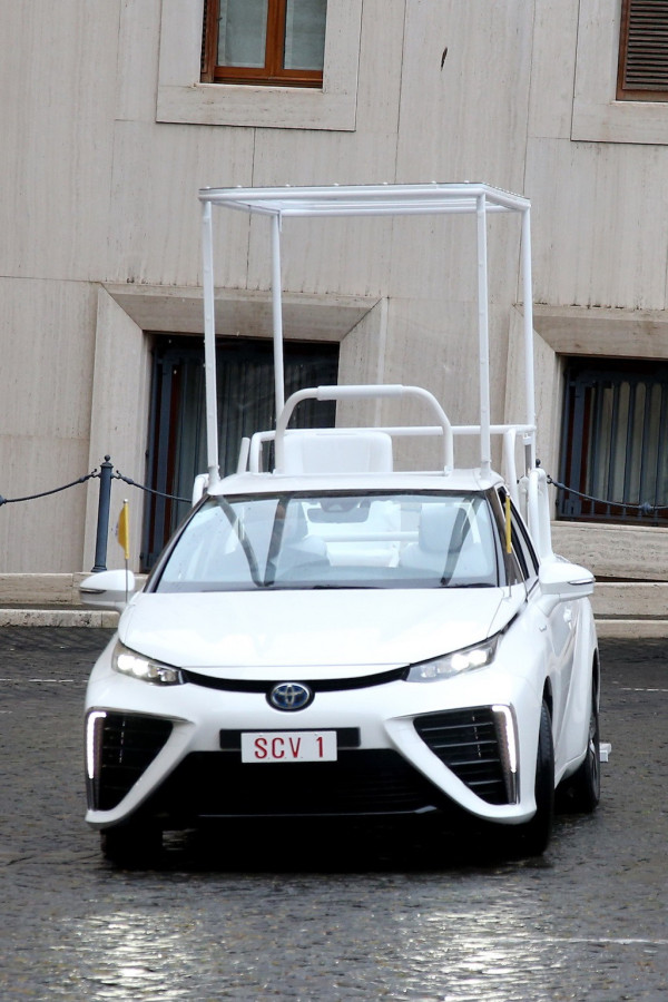 Toyota Produksi Mobil Bertenaga hidrogen untuk Paus Vatikan