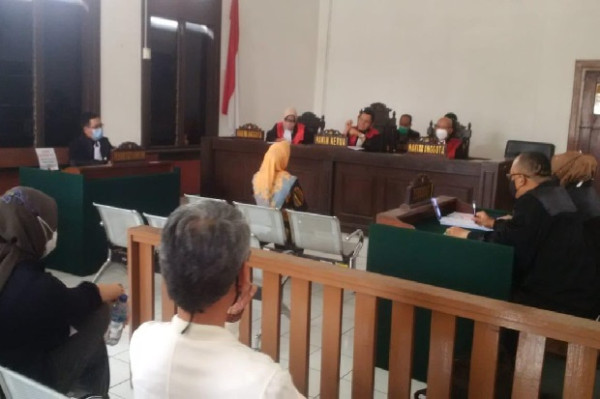 Ada Poster 'Bebaskan Mama Dewi' di Sidang Kasus IRT Ditahan Gara-gara Komentar di FB
