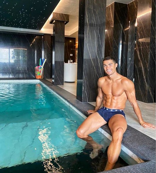 Sedang Diselidiki Karena Melanggar Protokol Kesehatan, Ronaldo Malah Asyik Berenang