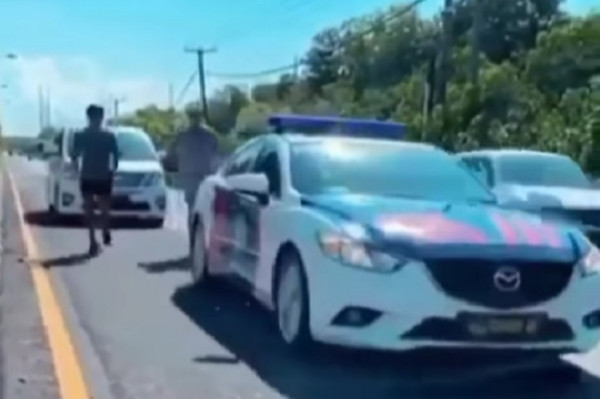 Kebangetan, Mobil Patwal Polda Bali Kawal Orang Jogging di Jalan Raya