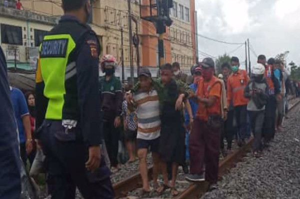 Pria Paruh Baya Selamat Meski Terhempas Kereta Api hingga Masuk ke Kolong Lokomotif