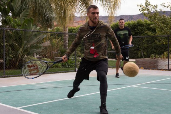 Ritual Nyeleneh Lomachenko Mancing, Puzzle Matematika, Menari