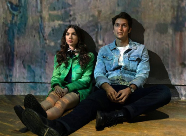 Lily Collins Minta Maaf Salah Sebut Usia Emily dalam Emily in Paris, Ini Kata Lucas Bravo