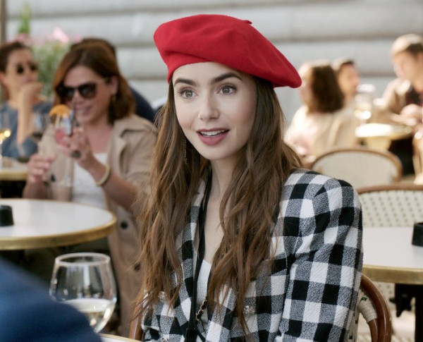 Lily Collins Minta Maaf Salah Sebut Usia Emily dalam Emily in Paris, Ini Kata Lucas Bravo