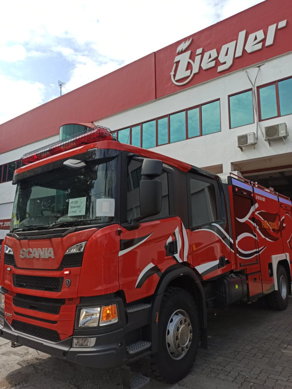 Kendaraan Pemadam Dual Pump Berbasis Komputer Ini Punya Jangkauan Air Jauh