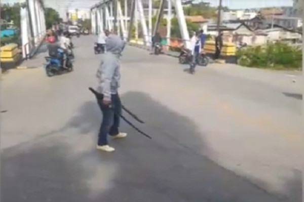 Baubau Sultra Memanas Sekelompok Pemuda Bersenjata Bertikai, Polisi Bersenjata Laras Panjang Bersiaga