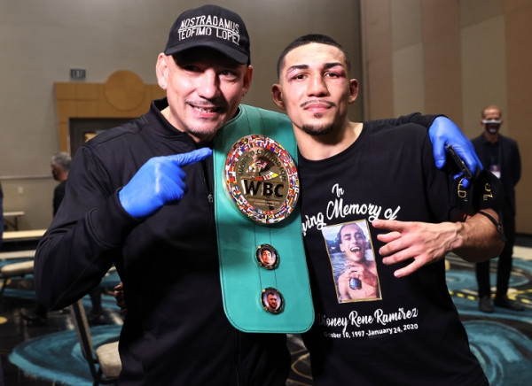 Kehebatan sang Ayah Membuat Teofimo Lopez Jadi Raja Kelas Ringan