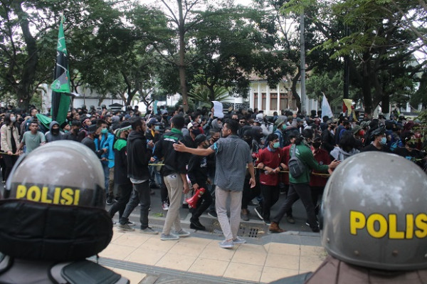 Ribuan Massa Kepung Bundaran Tugu Kota Malang, Tolak Omnibus Law