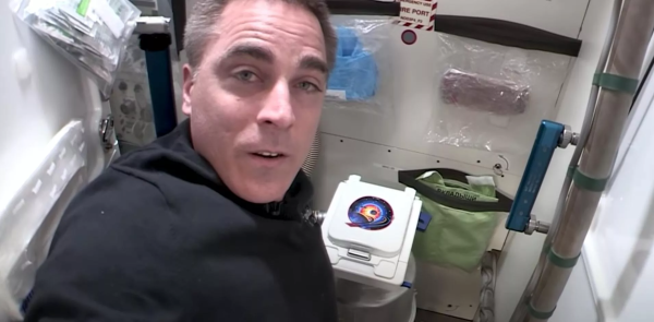 Terlalu Sering Ditanya, Astronaut NASA Akhirnya Bikin Video Tutorial Pipis dan BAB di Luar Angkasa