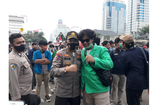 So Sweet, Ini Momen Mahasiswa Bersahabat dengan Polisi