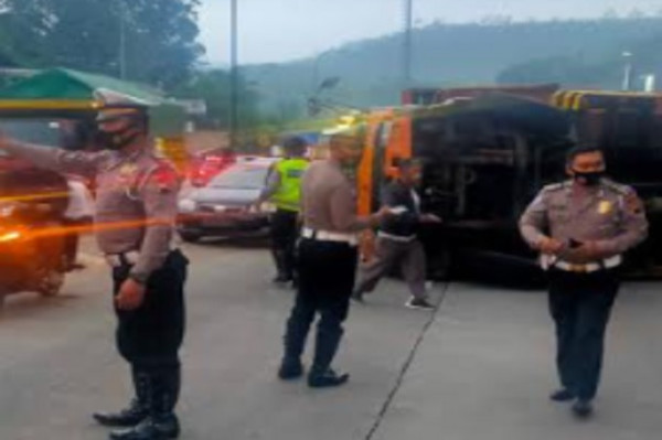 Persneling Patah, Truk Bermuatan Kayu Terguling di Bawen