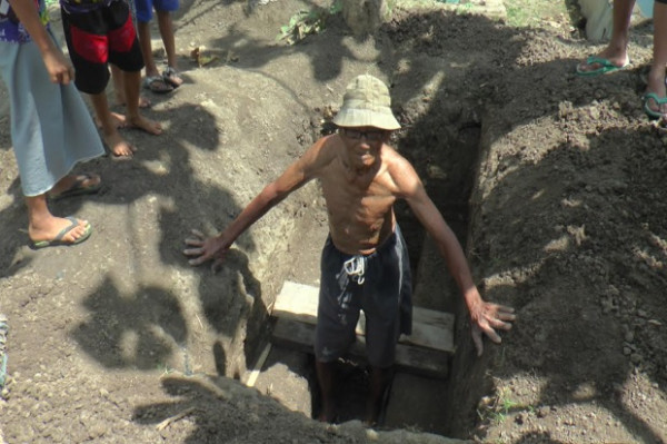 Enggan Merepotkan, Mbah Sumadi Nekat Gali Makam dan Siapkan Kain Kafan Sendiri