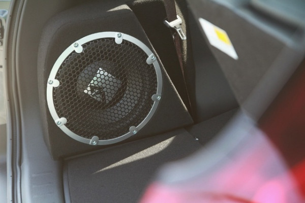 Xpander Cross Rockford Fosgate Sasar Keluarga Urban dan Audiophile