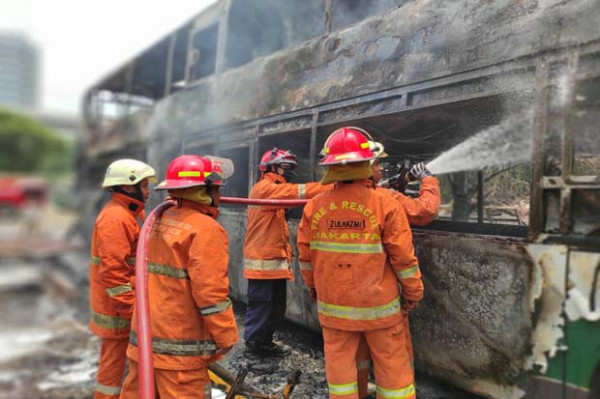 Bus Double Decker Ludes Terbakar di Poll Lorena Cilandak, Netizen: 2M Angus
