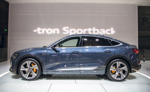 Rival Khabib, Justin Gaethje, Pilih Mobil Milik Iron Man
