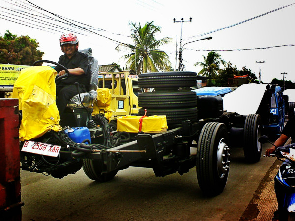 Mengemudikan Bus Tanpa Karoseri, Rasanya Seperti Nyetir Gokart Raksasa!