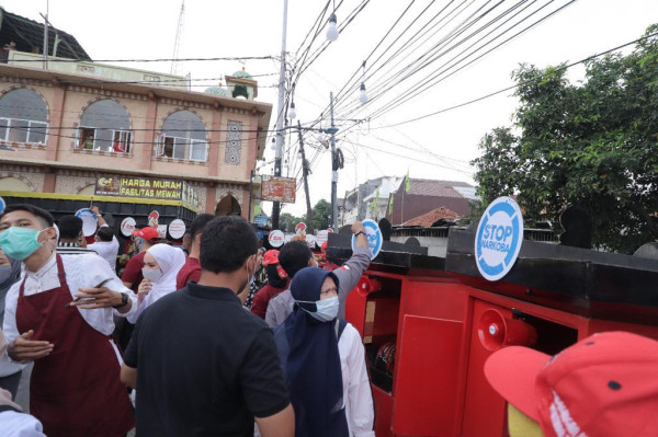 Serahkan 30 Gerobak, PT EBC Galakkan Pembayaran dengan Aplikasi Digital