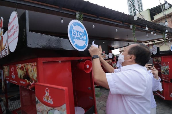 Serahkan 30 Gerobak, PT EBC Galakkan Pembayaran dengan Aplikasi Digital
