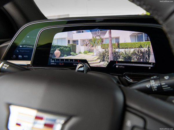 Cadillac Escalade Bisa Dikendarai dengan Kaca Depan Tertutup