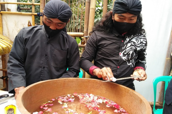 Muludan, Padepokan Nur Sedjati Sumber Majalengka Cuci Pusaka Masa Majapahit
