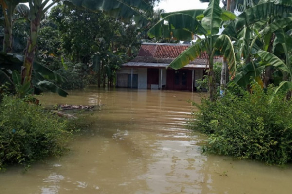 Banjir Cilacap Makin Meluas, 2 Warga Terinfeksi COVID-19 Dievakuasi ke RS