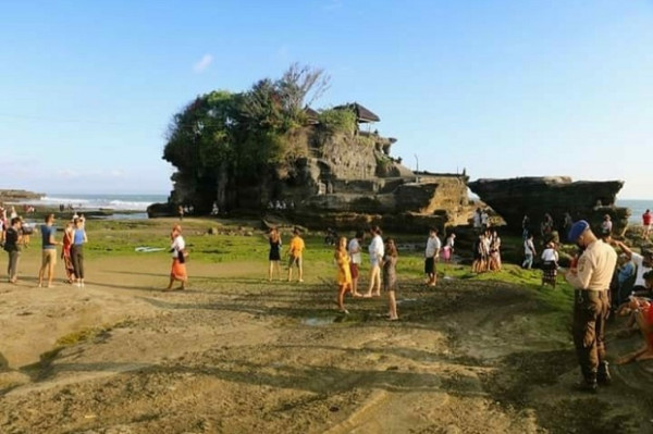 Libur Panjang, Tanah Lot Bali Dibanjiri Ribuan Wisatawan