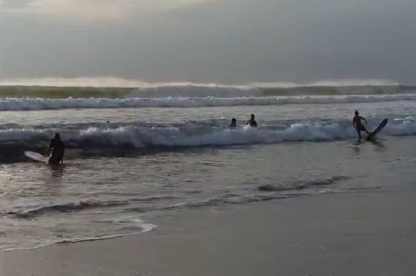 Berkah Libur Panjang, Pelatih Surfing dan Ojek di Kuta Bali Raup Rezeki