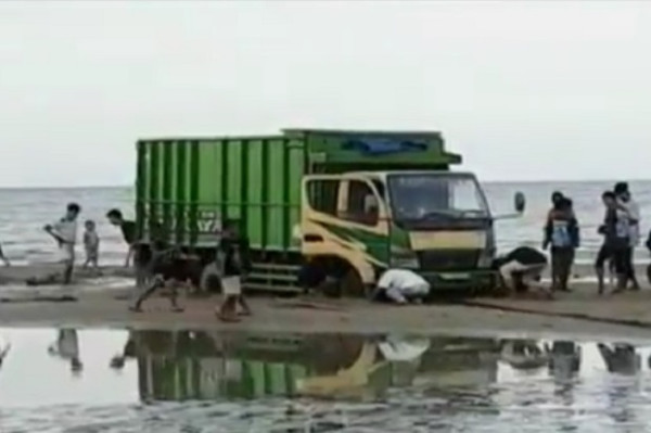 Ada Balap Truk Liar di Pantai Tuban, Ini yang Dilakukan Polisi