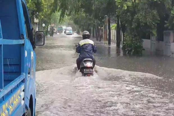 Hujan Guyur Jakarta, Jalan Nusa Indah Duren Sawit Tergenang 20 Sentimeter