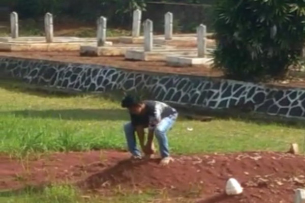 Remaja di Lampung Utara Ini Nekat Injak-Injak Makam Pahlawan di TMP Kotabumi Selatan