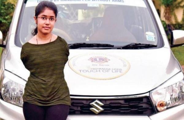 Wanita India ini Jadi Kontroversi karena Nyetir Mobil dengan Kaki