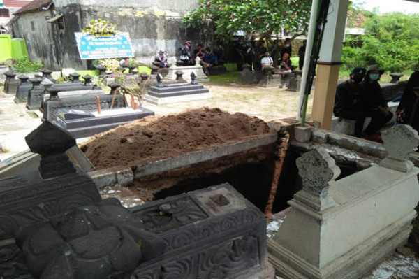 Ki Seno Nugroho Dimakamkan Satu Liang dengan Ayahnya