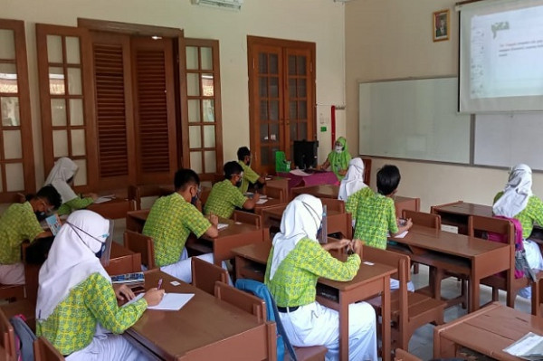 Bukan hanya Siswa yang Semangat, Orangtua Juga Antusias Beli Seragam Baru
