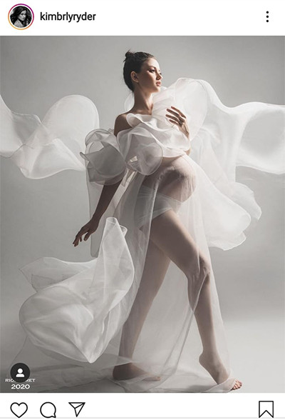 Pose dengan Perut Hamil Besar, Kimberly Ryder: