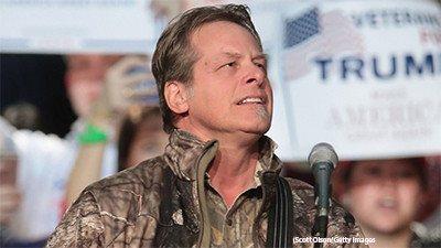 Donald Trump Didukung Para Artis Senior Ini, Termasuk Stephen Baldwin yang Berseberangan dengan Putrinya