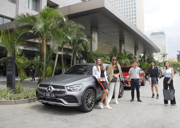 Luna Maya Nyetir Mercy GLC 300 Seharga Rp1,5 Miliar, Netizen: Salfok Sama Mbahnya!
