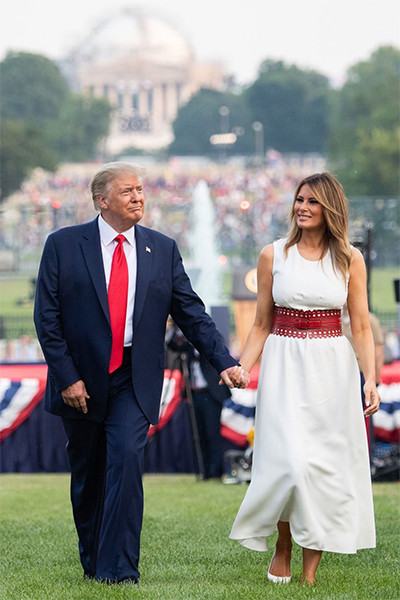5 Gaya Busana Melania Trump yang Modis Selama Jadi Ibu Negara