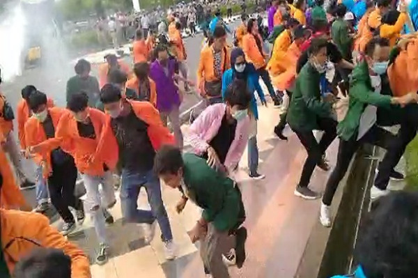 Tolak UU Cipta Kerja, Ratusan Mahasiswa Rusak Pagar Kawat Berduri di Gedung DPRD Provinsi Jambi