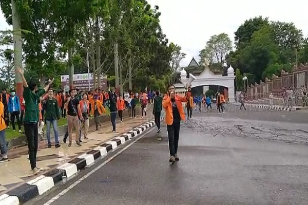Tolak UU Cipta Kerja, Ratusan Mahasiswa Rusak Pagar Kawat Berduri di Gedung DPRD Provinsi Jambi