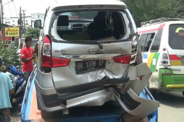 Akibat Mengantuk, Anggota TNI AD Tabrak Dua Mobil yang Terparkir