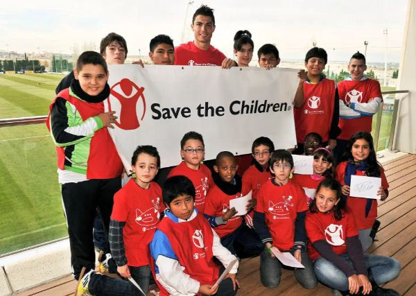 Tajir Tapi Dermawan! 22 Alasan Fans Begitu Mencintai Cristiano Ronaldo